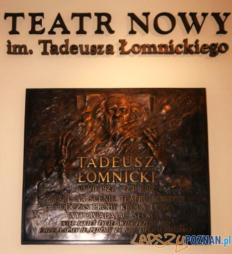 Teatr_Nowy_w_Poznaniu - tablica Taeuza Łomnickiego Foto: wikipedia
