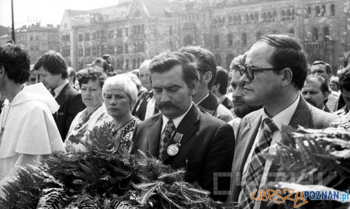 L. Walesa i Z. Rozwalak 28.08.1981 pod pomnikiem Poznanskiego Czerwca Foto: Cyryl