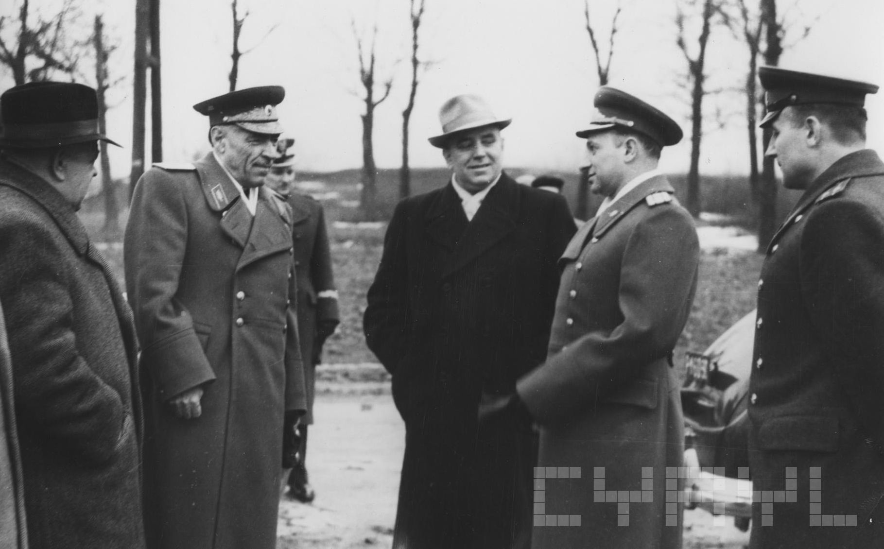 Gen. Gieorgij Chietagurow w towarzystwie przewodniczącego Prezydium Rady Narodowej miasta Poznania Franciszka Frąckowiaka, gen. Jana Raczkowskiego, wyższych oficerów Wojska Polskiego i Armii Radzieckiej zwiedzają były punkt dowodzenia - luty 1960 Foto: H. Ignor / Cyryl Gen. Gieorgij Chietagurow w towarzystwie przewodniczącego Prezydium Rady Narodowej miasta Poznania Franciszka Frąckowiaka, gen. Jana Raczkowskiego, wyższych oficerów Wojska Polskiego i Armii Radzieckiej zwiedzają były punkt dowodzenia - luty 1960
