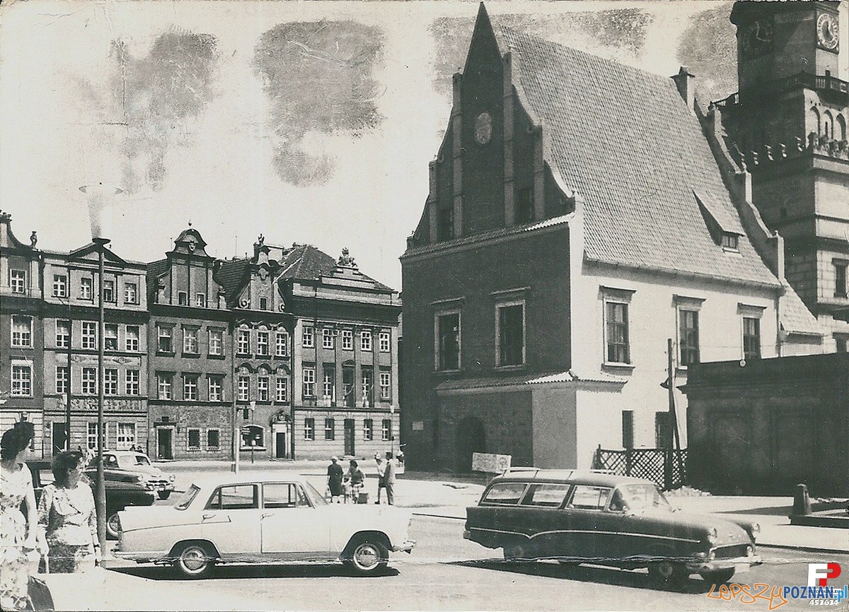 Stary Rynek - lata 60.te. Waga - na dalszym planie Pałac Mielżyńskich Foto: fotopolska Stary Rynek - lata 60.te. Waga - na dalszym planie Pałac Mielżyńskich