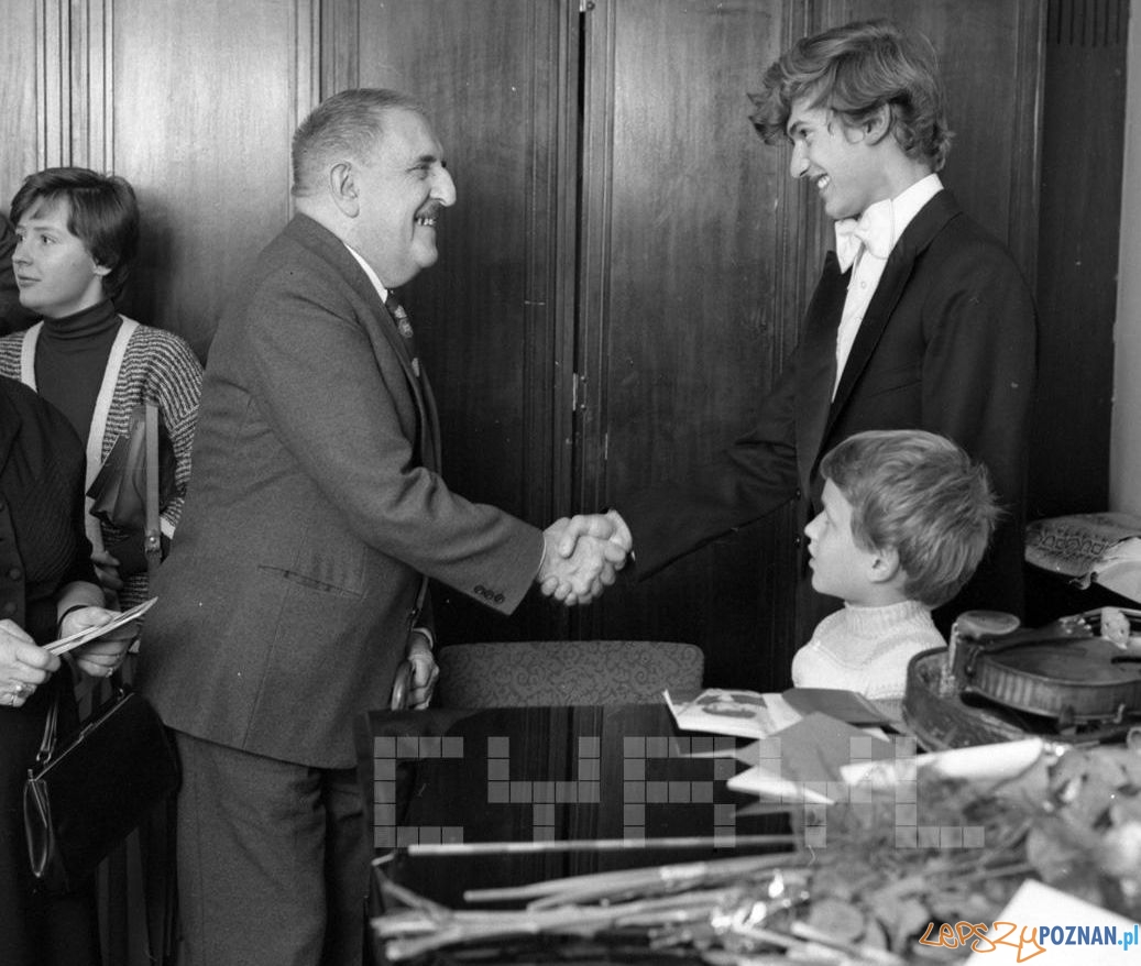 Jerzy Waldorff gratuluje skrzypkowi Piotrowi Milewskiemu po koncercie w Auli UAM - 20.10.1978 Foto: Stanisław Wiktor / Cyryl Jerzy Waldorff gratuluje skrzypkowi Piotrowi Milewskiemu po koncercie w Auli UAM - 20.10.1978