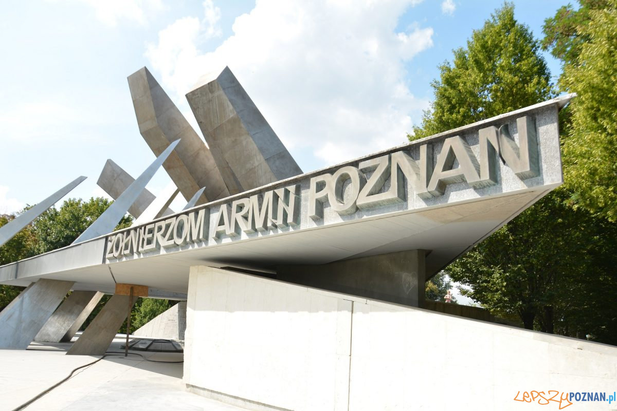 Czyszczenie pomnika Armii Poznań