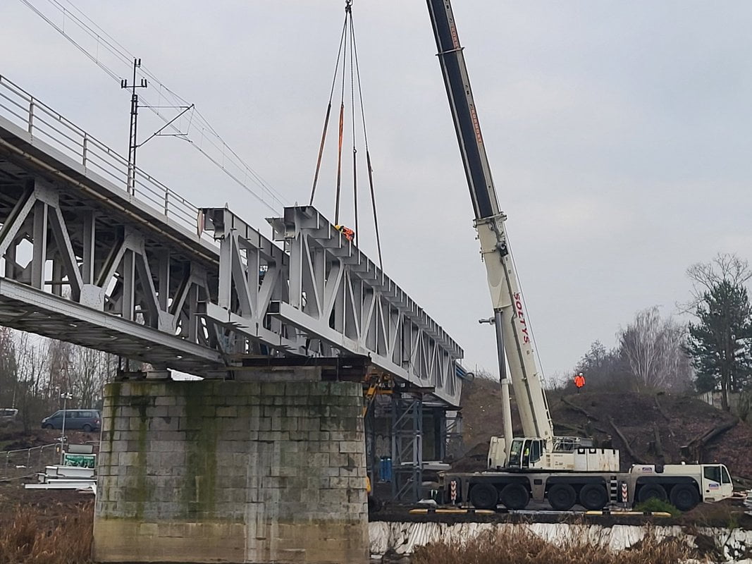 Montaż nowego przęsła na moście kolejowym nad Wartą w Obornikach Foto: Radek Śledziński